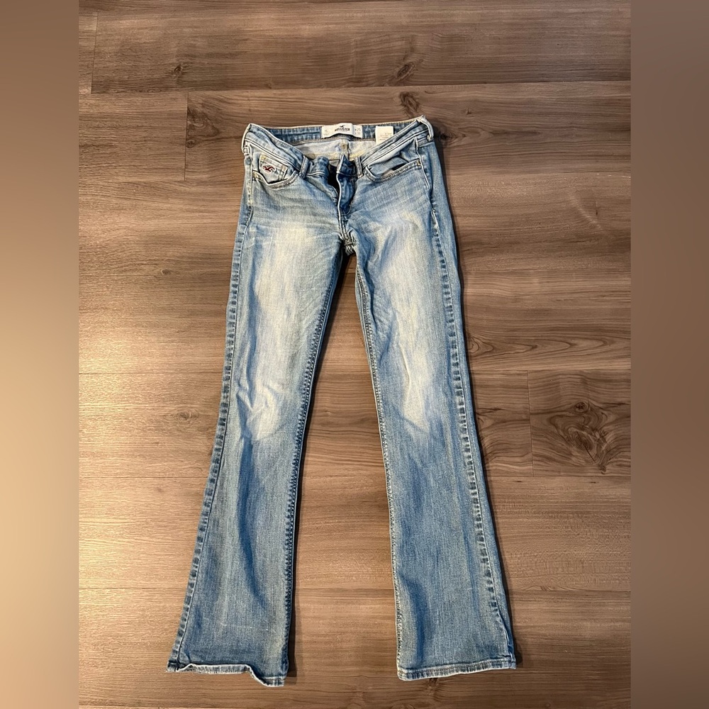 Hollister LOW-RISE MEDIUM WASH FLARE JEANS
